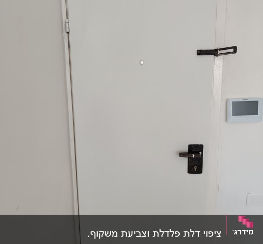 דלת לבנה עם מנעול ובריח שחור